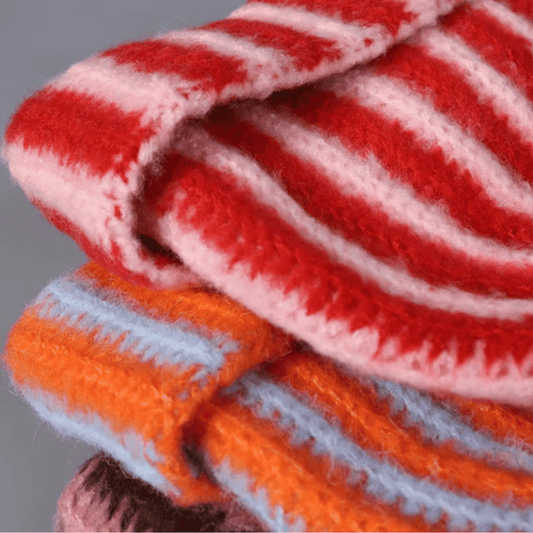 A aKoreansk beanie med ränder i fjädergarn