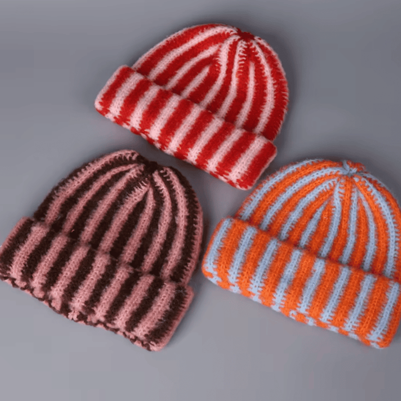 A aKoreansk beanie med ränder i fjädergarn